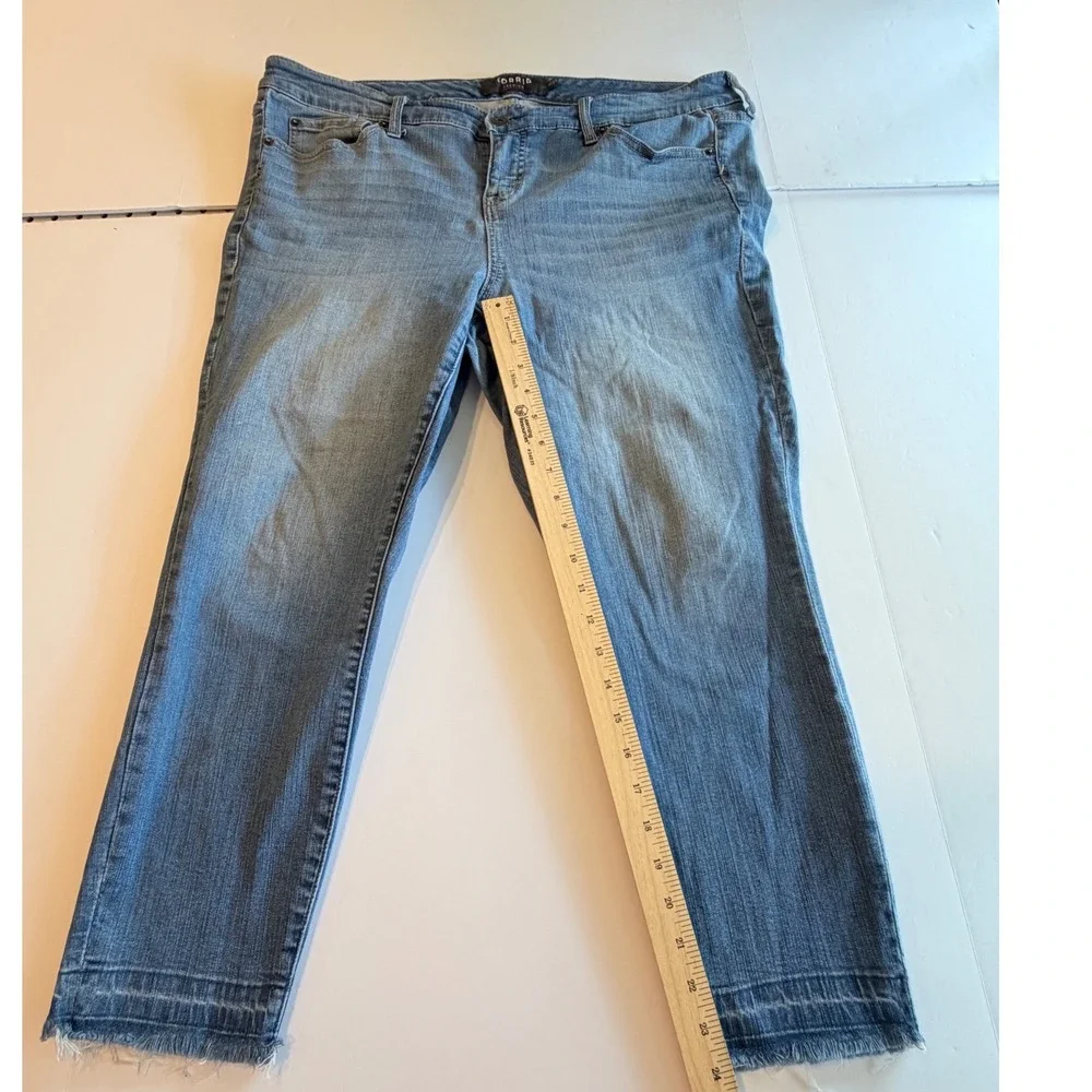 Torrid Premium Skinny Capri Womens 16 Medium Wash Frayed Raw Hem Mid Rise Blue - Picture 2 of 6